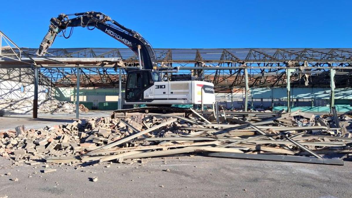 Frit Ravich comença a enderrocar la seva antiga nau per construir la nova fàbrica.