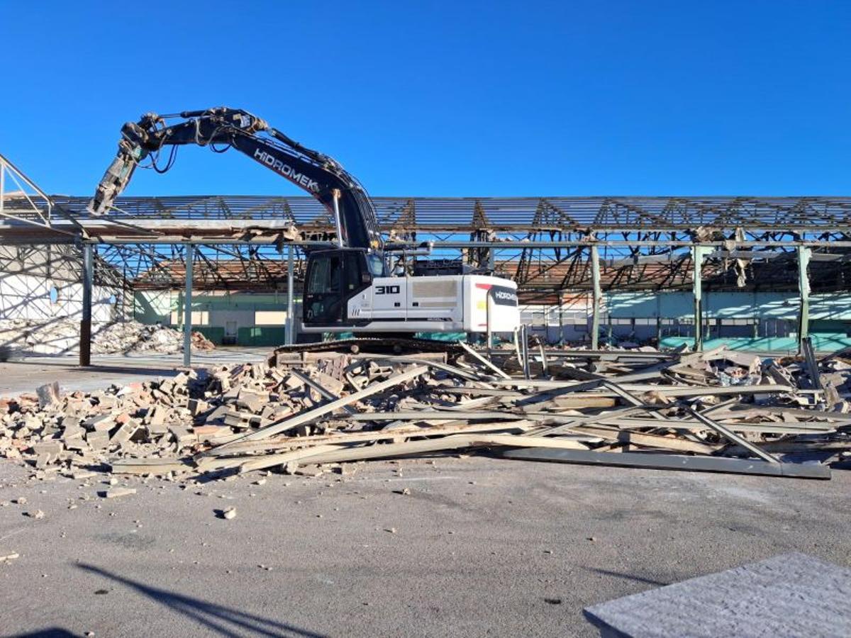 Frit Ravich comença a enderrocar la seva antiga nau per construir la nova fàbrica.
