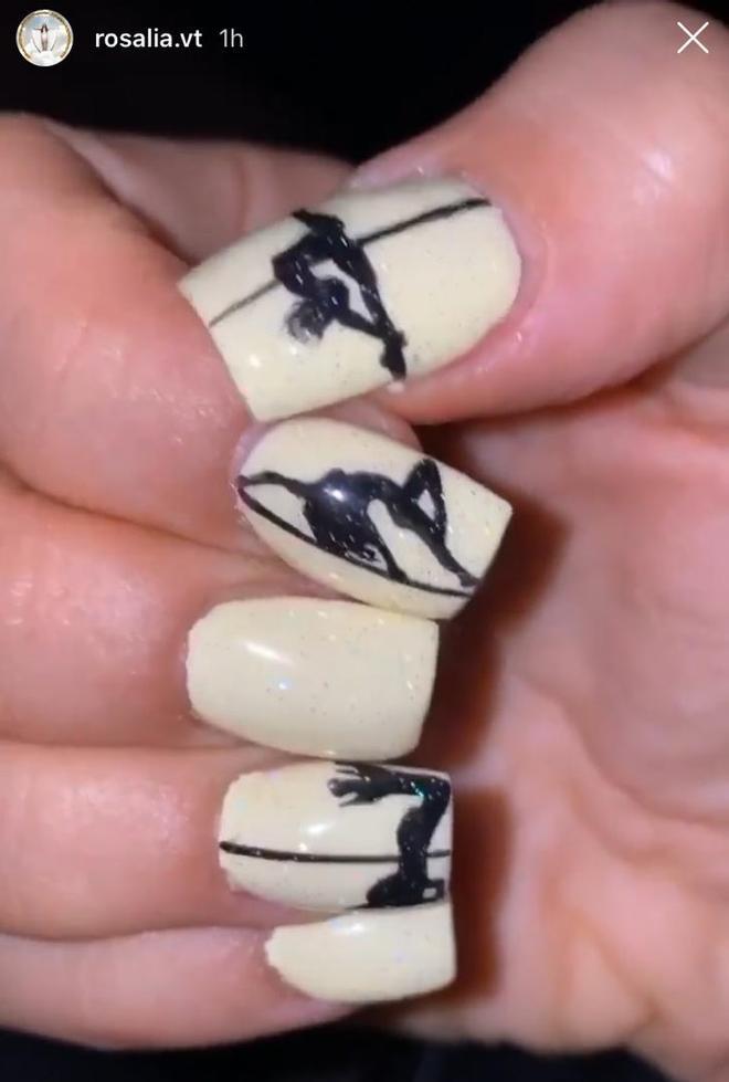 Manicura de Rosalia con chica bailando pole dance