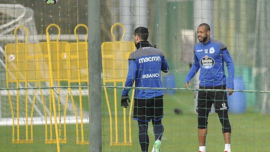 Sidnei, durante el entrenamiento de ayer en Abegondo.