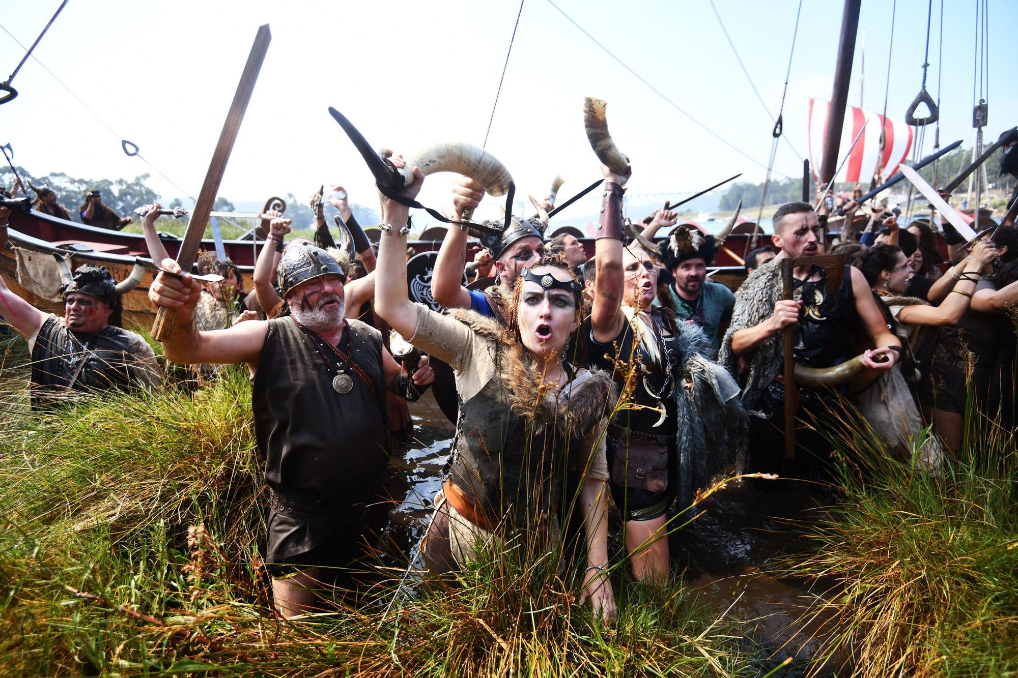 Los vikingos conquistan Catoira en un desembarco multitudinario