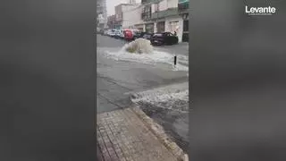 Calles inundadas y alcantarillas desbordadas por la tromba de agua