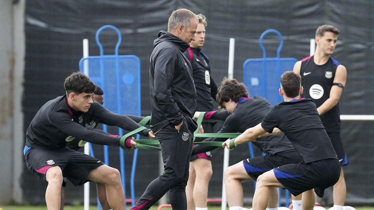 Hansi Flick, en el entrenamiento previo del Barça al derbi con el Espanyol en Montjuïc.