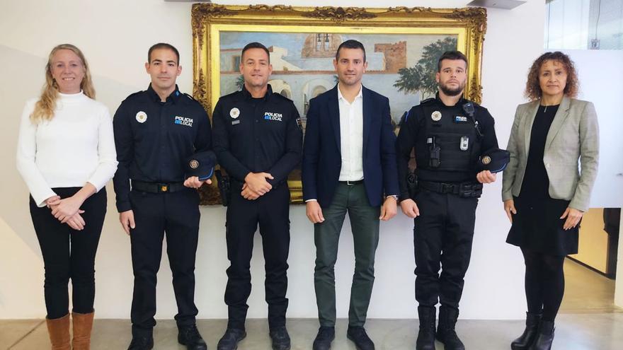 Los nuevos agentes de la Policía Local, con el alcalde y las concejalas de Gobernación e Interior. | ASA