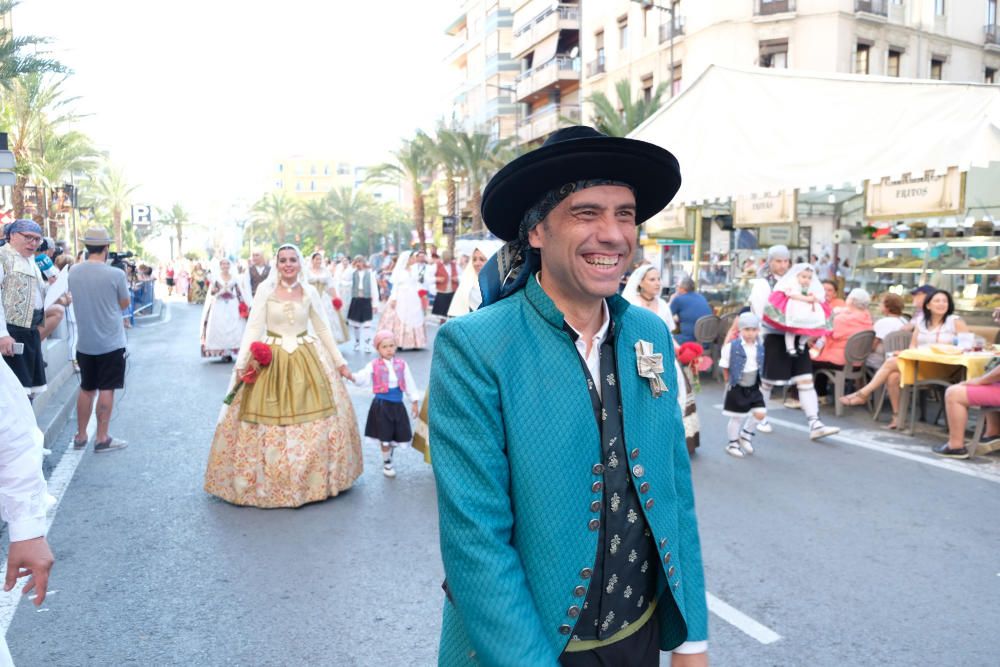 Los festeros aprovechan la Ofrenda para protestar contra la violencia de género con flores y lazos morados