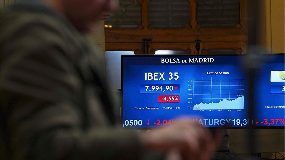 La caída del crudo y el coronavirus arrastran a las bolsas europeas. En la foto, la bolsa de Madrid.