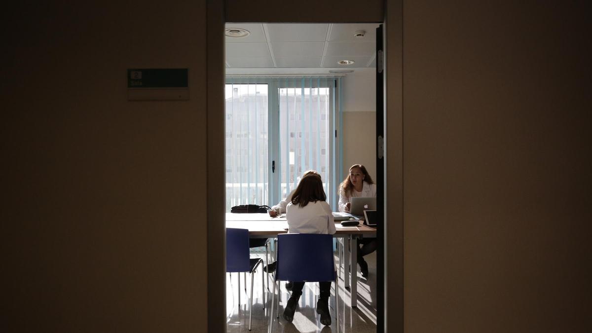 Varias sanitarias charlan en una sala de la unidad infanto-juvenil de salud mental en una imagen de archivo.