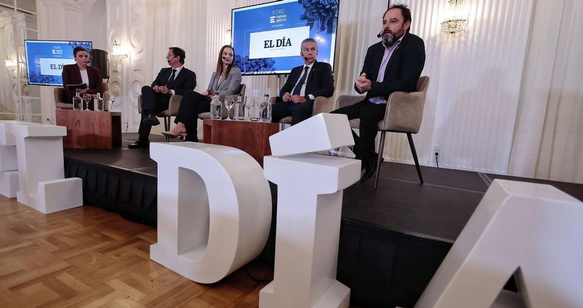 De izquierda a derecha durante el debate, Lucía Mora, Francisco González, Fátima Lemes, Dámaso Arteaga y Héctor Reyes. | MARÍA PISACA