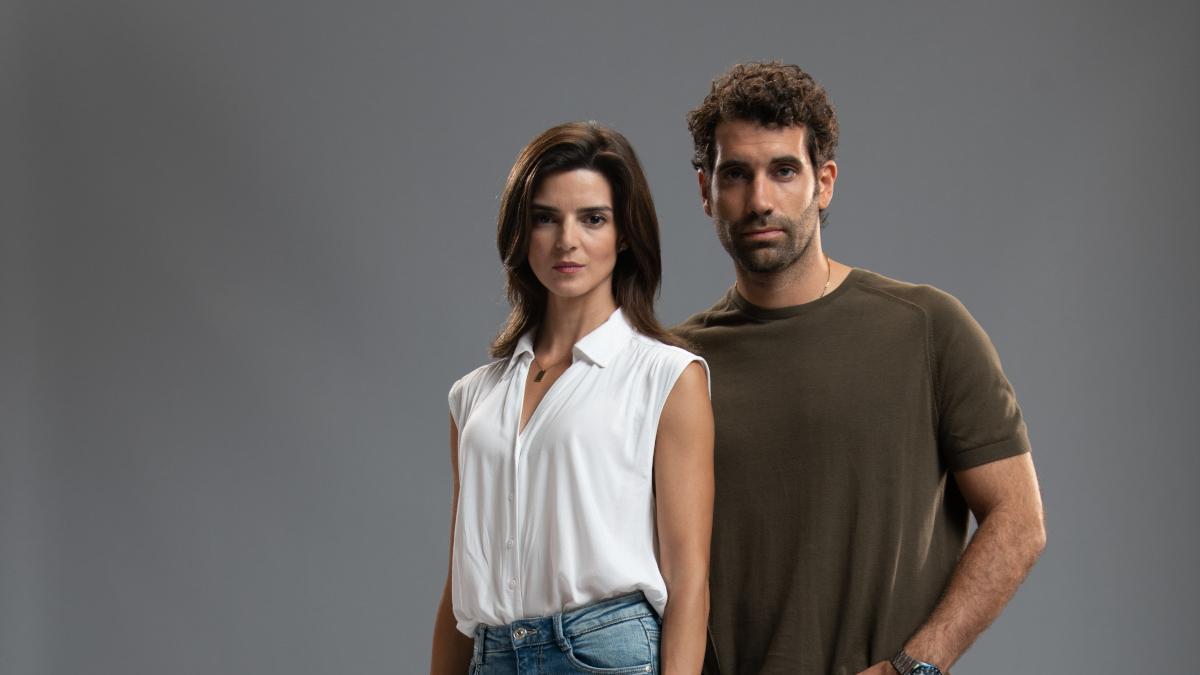 Clara Lago y Tamar Novas, protagonistas de la serie 'Clanes', en la portada de 'Teletodo'