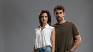 Clara Lago y Tamar Novas, protagonistas de la serie Clanes, en la portada de Teletodo