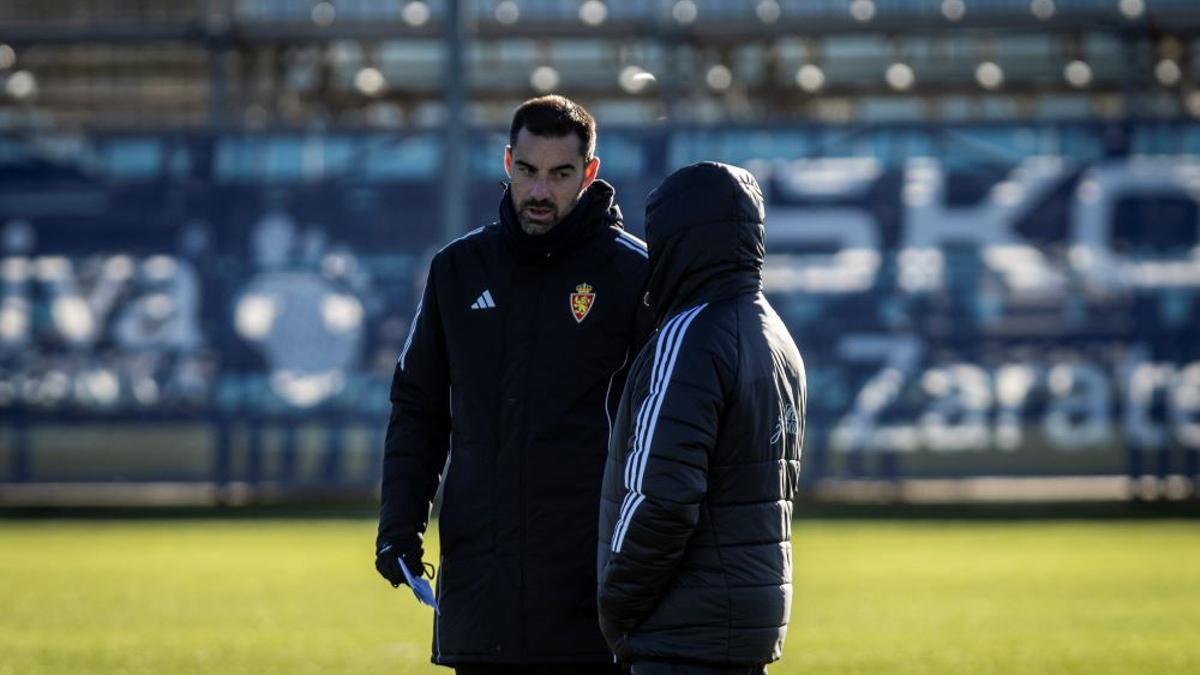 Sellés habla con uno de sus ayudantes en el entrenamiento.