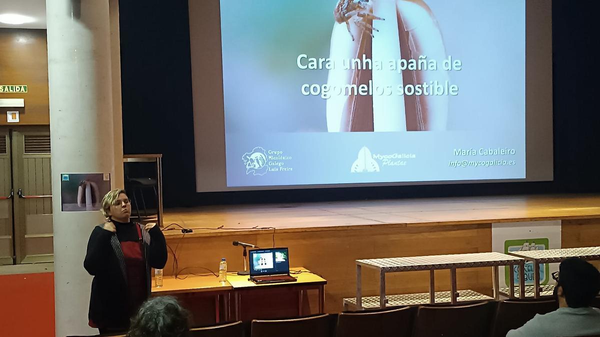María Cabaleiro, ayer en la charla inaugural de las Xornadas Micolóxicas de Bueu, en el Centro Social do Mar.