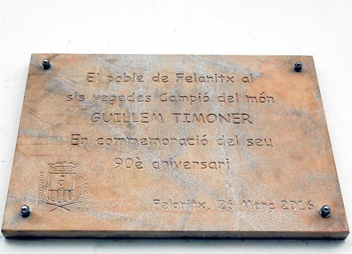 Plakette zu Ehren von Guillem Timoners 90. Geburtstag in Felanitx.