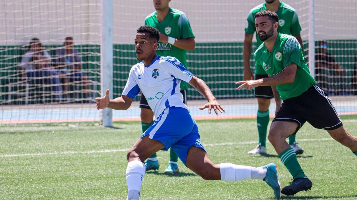 Acción ofensiva de Ibra en el partido jugado ayer en el Municipal de Yaiza. | | CD TENERIFE