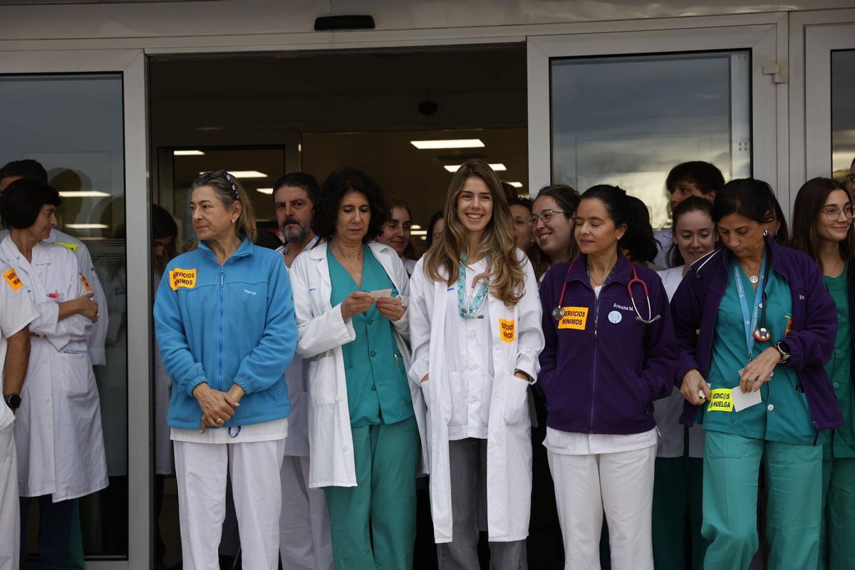 IMÁGENES: Concentraciones en Oviedo y Gijón en el segundo día de huelga médica