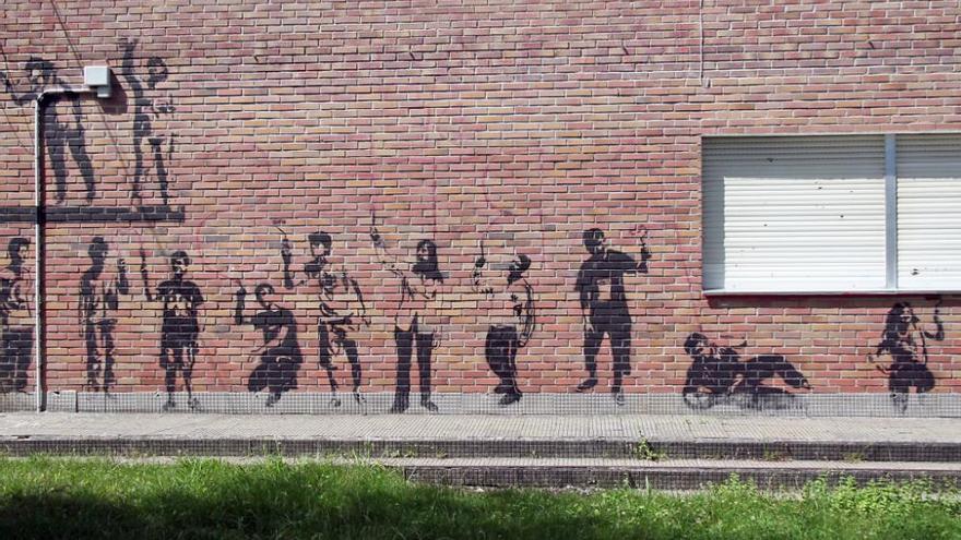 Un pueblo convertido el lienzo: A Estrada presume de grafitis y murales