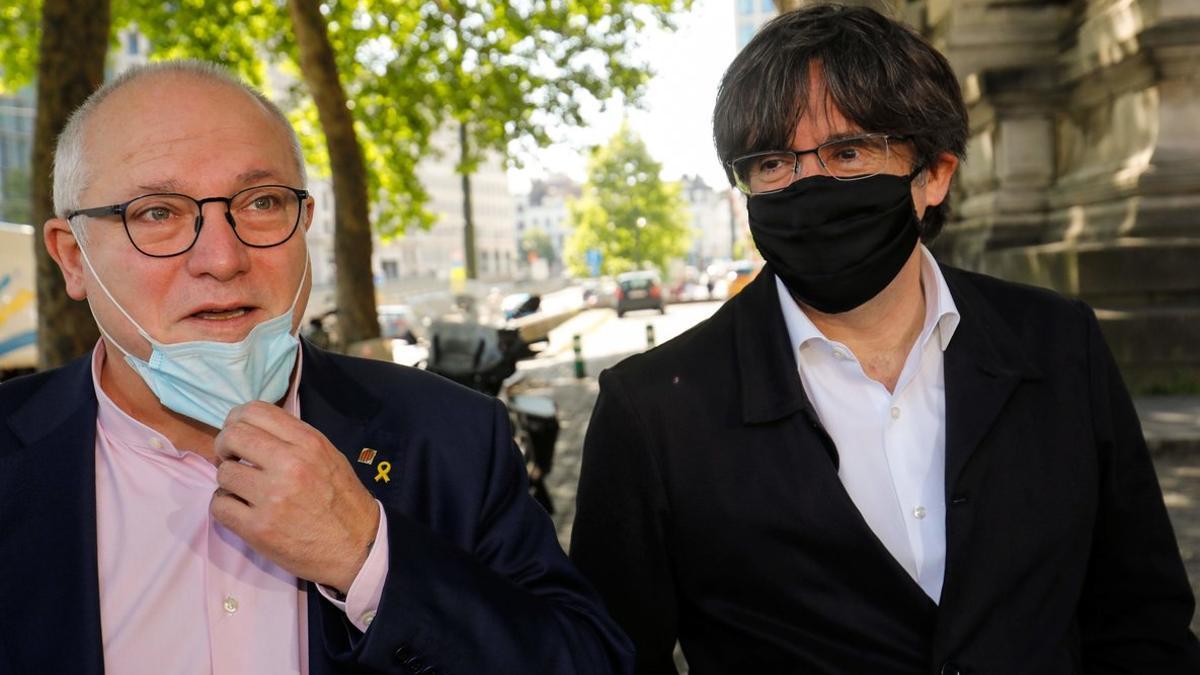 El 'exconseller' Lluís Puig, acompañado por Carles Puigdemont, el pasado junio en Bruselas.