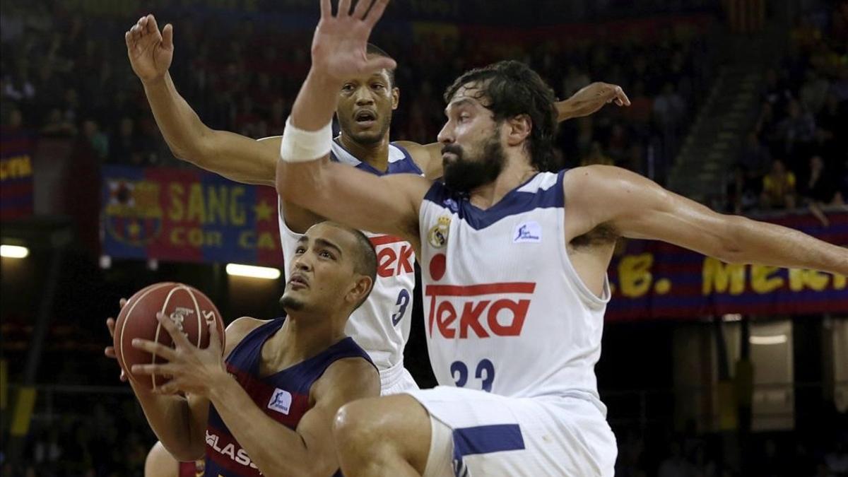 Peno, en plena lucha con Llull y Randolph, en el Palau Blaugrana