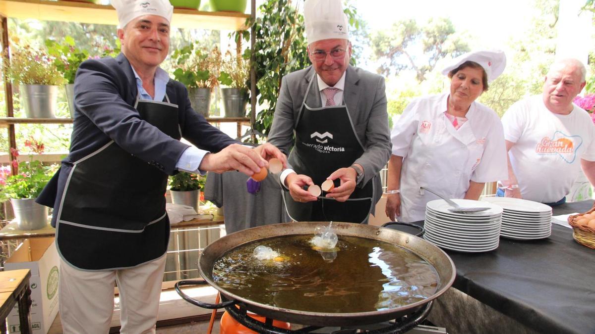 El alcalde de Villafranca escenifica la Gran Huevada en el Mercado Victoria.