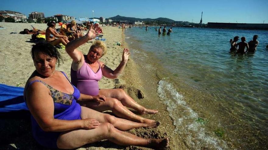 La playa Compostela, en Vilagarcía, estuvo ayer por la tarde abarrotada de gente. // Iñaki Abella