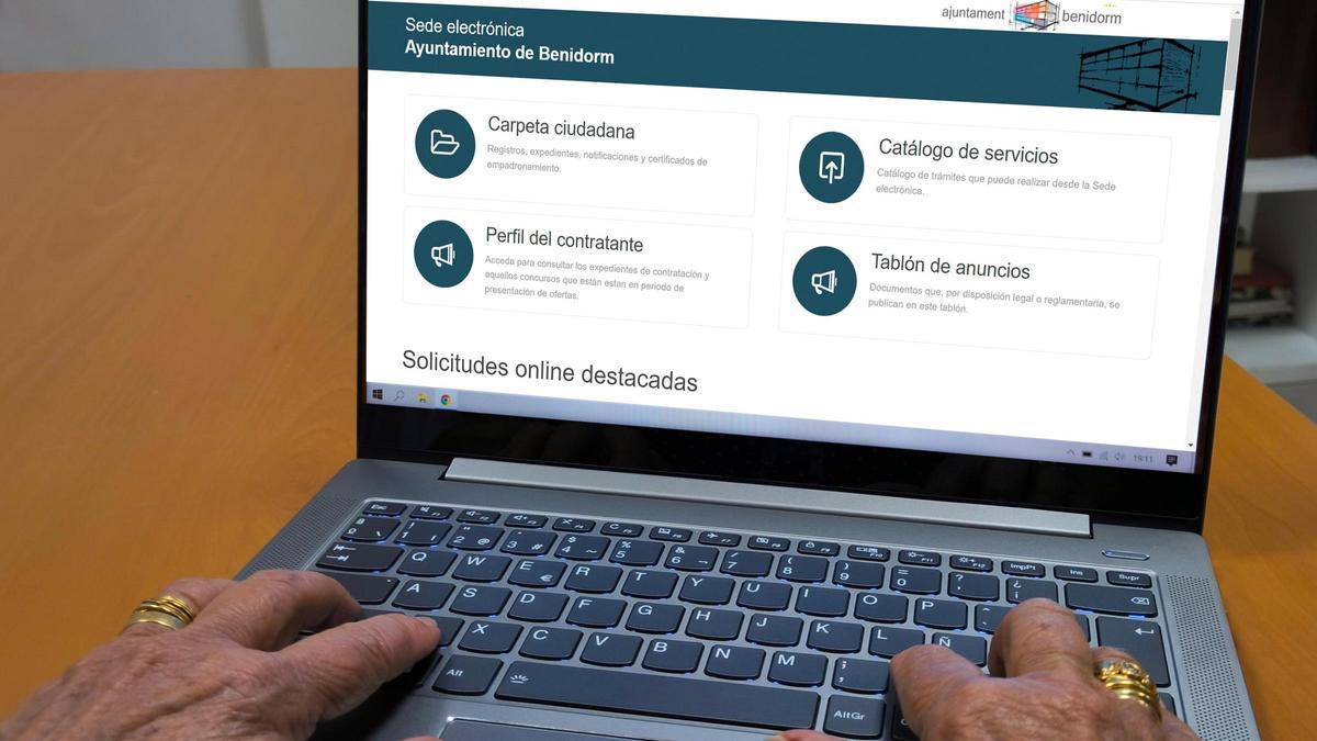 Una persona hace trámites municipales en un ordenador.