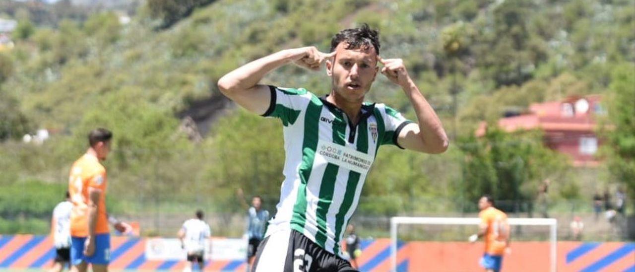 Ale Marín celebra uno de sus goles con el Córdoba CF, en Segunda RFEF, al final de la pasada temporada.