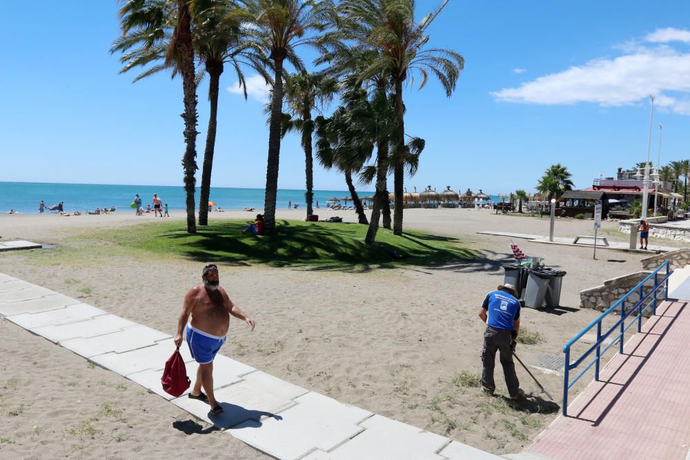 Comienzan las labores de limpieza de las playas de Málaga capital antes del inicio de la temporada de verano