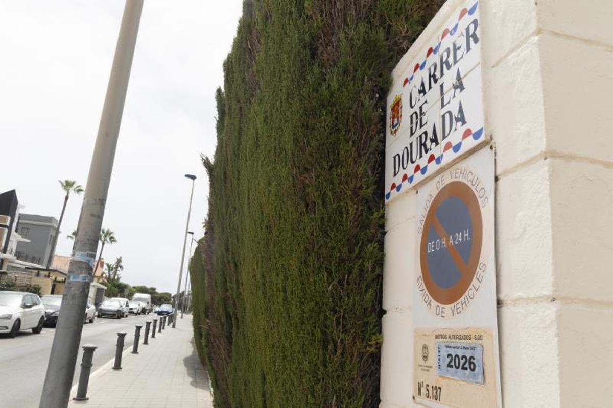 Más de cien placas de calles en Alicante con errores en el nombre