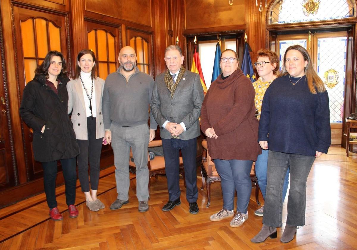 Alfredo Canteli junto a los representantes del AMPA de Latores.