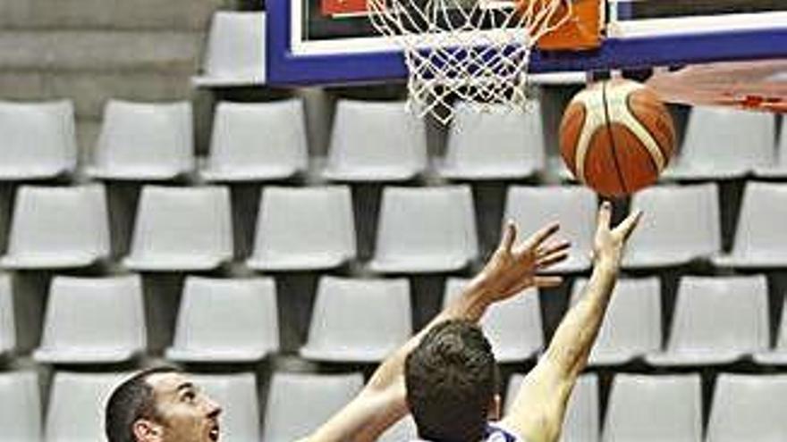 Sevillano, en el partit contra el Girona a Fontajau.