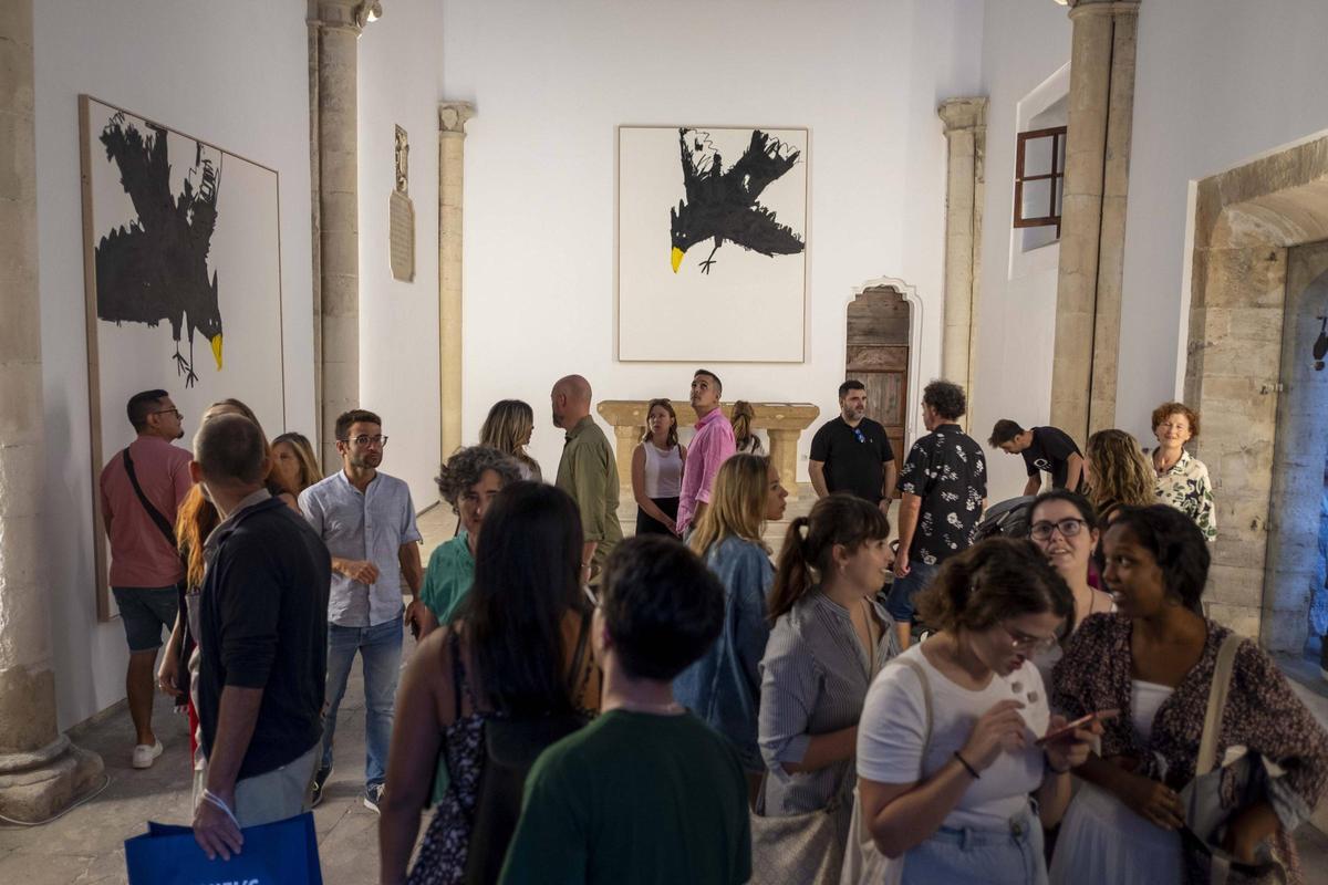 Besucher im Oratori de Sant Feliu bei der Nit de l'Art 2023.