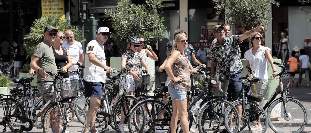 Un grupo de turistas em el centro de València, ayer.