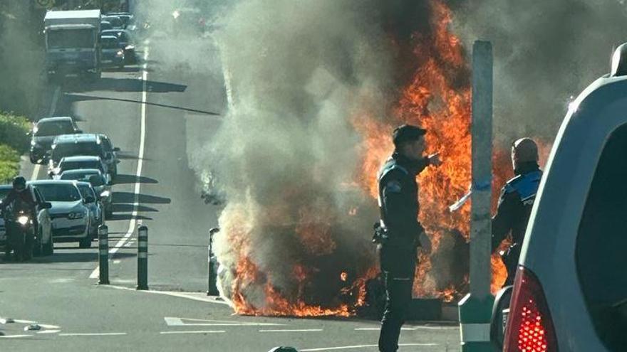 Arde en Bueu el vehículo de un conductor perseguido desde Marín