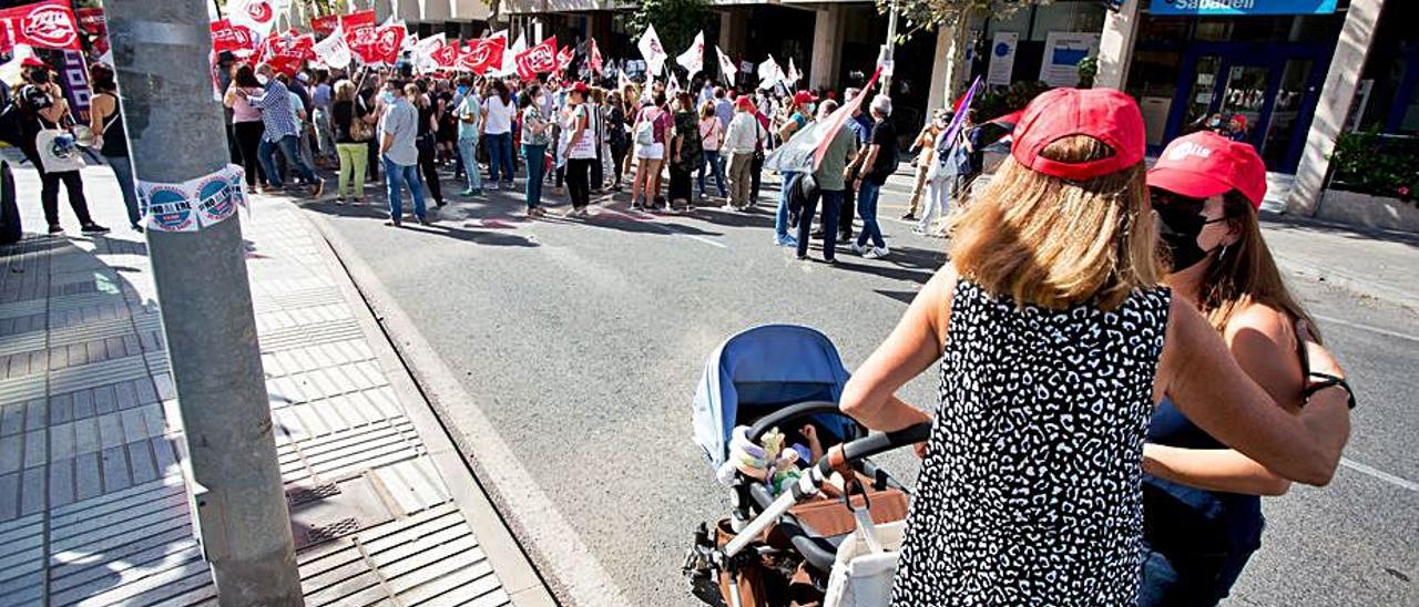 La concentración de los trabajadores del Sabadell en Alicante, ayer.  | JOSE NAVARRO