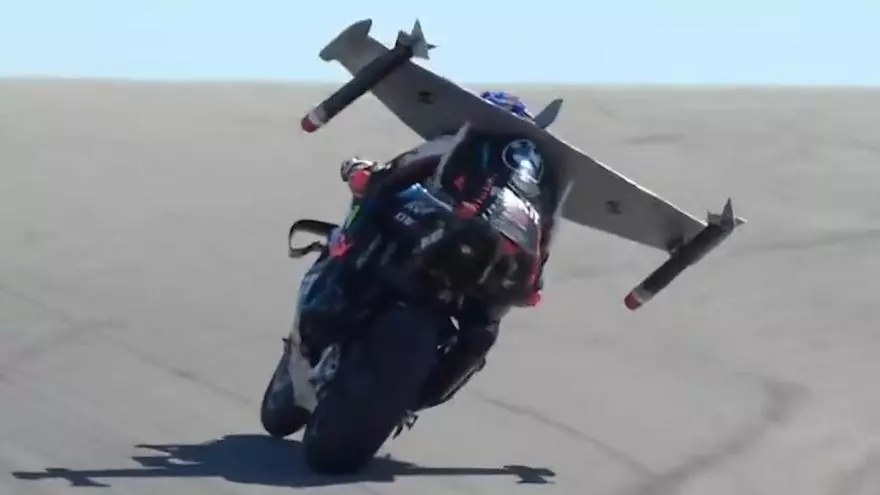 El "vuelo" de Toprak Razgatlıoğlu tras su victoria en Superbikes