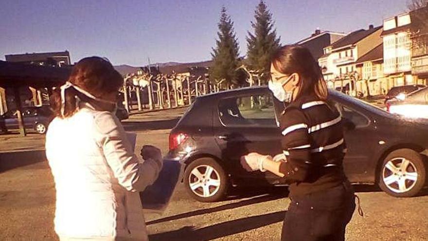 Una de las trabajadoras de ayuda domiciliaria recoge el equipo de prevenciÃ³n en El Puente.