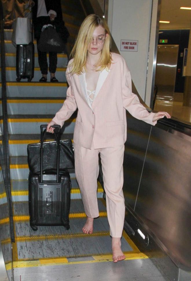 elle fanning descalza aeropuerto