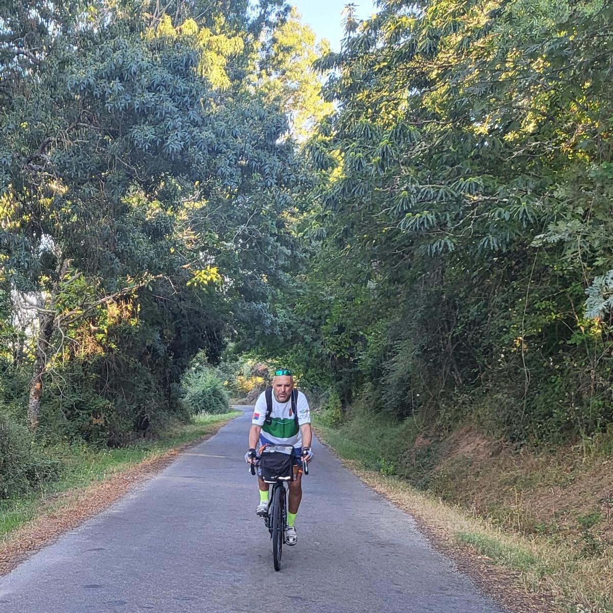 Carlos San José durante su viaje en bici para pedir la vuelta de la Dama de Elche