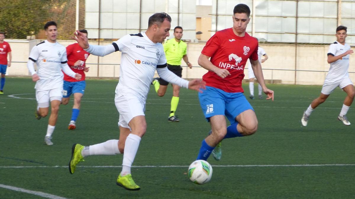 Un lance del partido entre el Canals y el Ontinyent 1931 en el Quatre Camins.