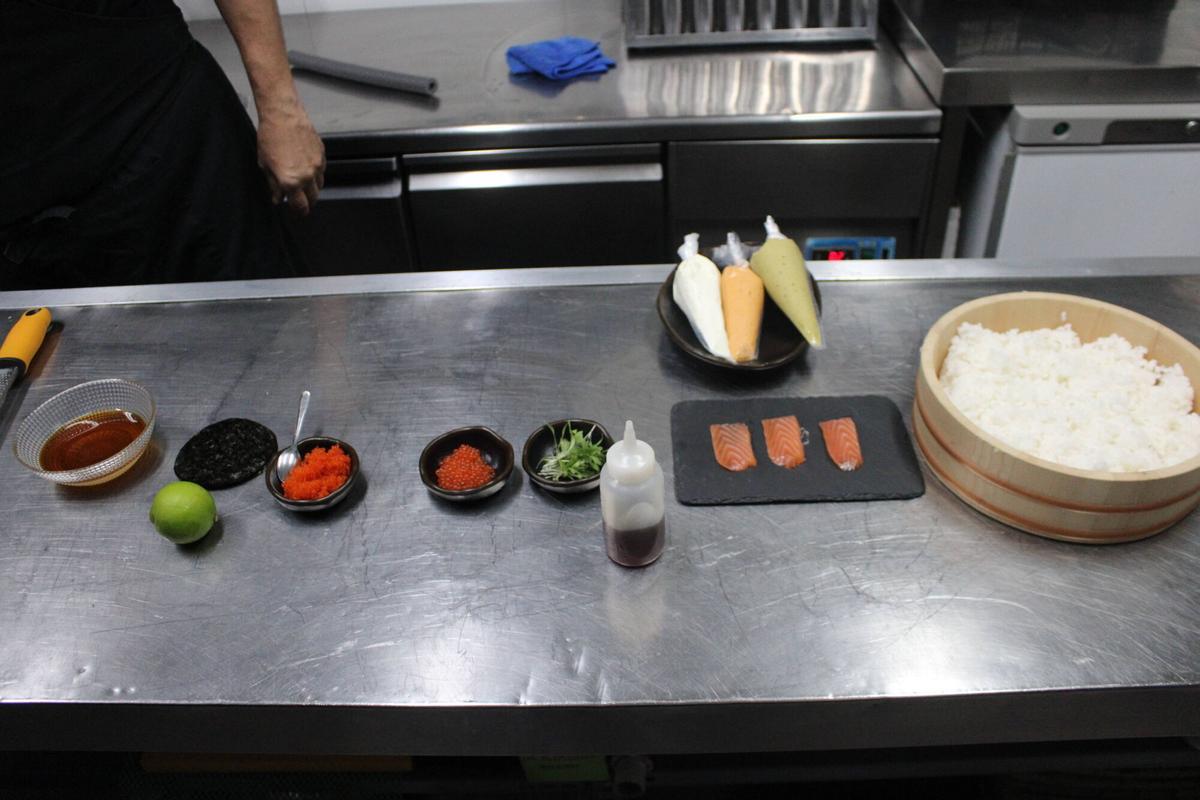 Mario Argüelles, chef del restaurante TC28, elabora paso a paso su "Ándale sushi", elaboración con la que ganó Mieres de Pinchu.