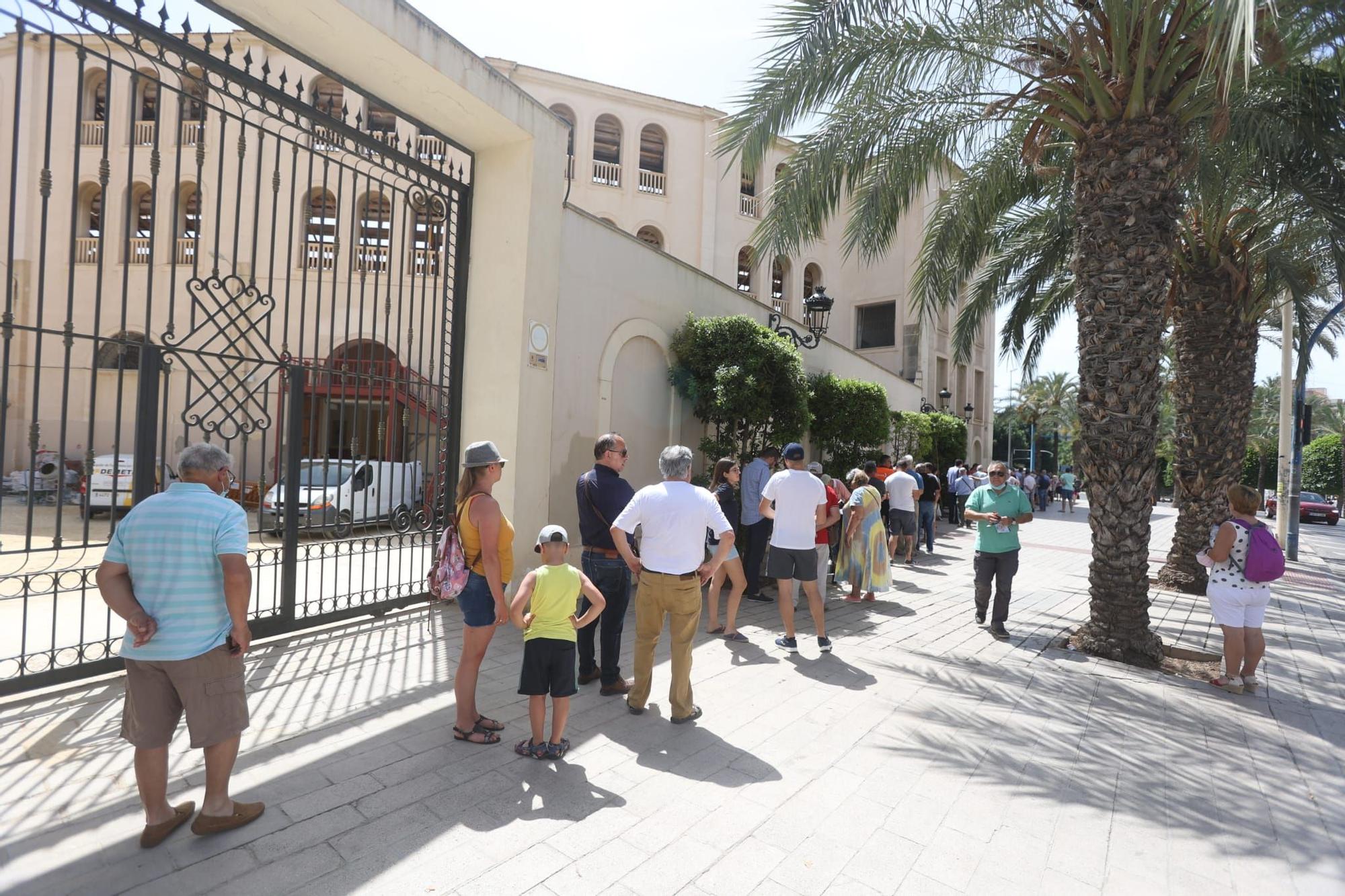 Colas para comprar entradas de la Feria taurina en la plaza de toros de Alicante