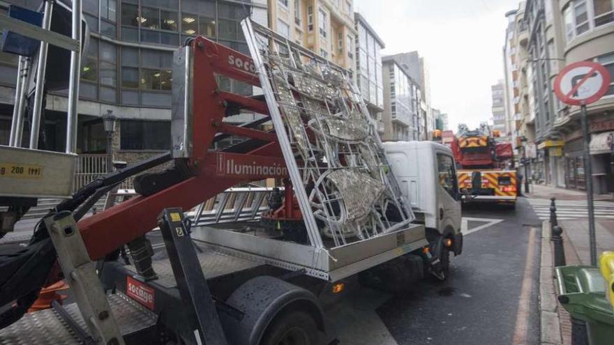 Los bomberos retiran iluminación navideña que el vendaval descuelga