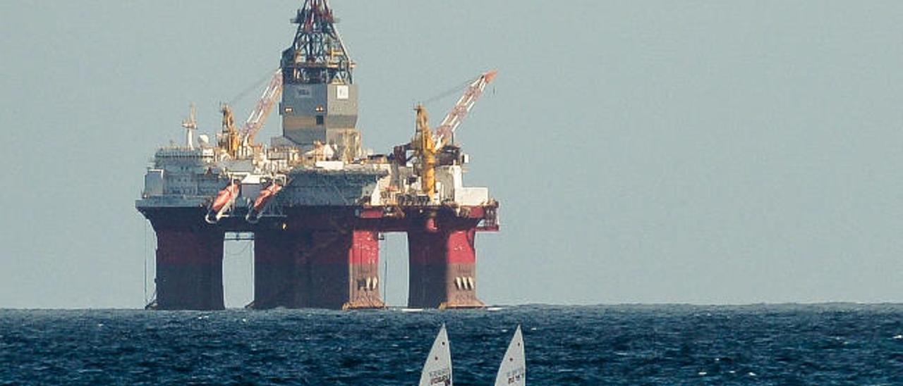 La plataforma &#039;Songa Encourage&#039;, ayer, en la bahía de la capital grancanaria antes de entrar al Puerto.