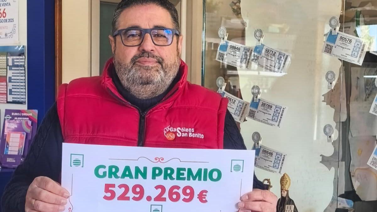 Juan Loureiro con el cartel del premio de la Primitiva de este lunes 9 de marzo