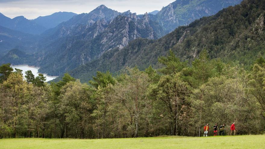 Visitants participant en una de les excursions de senderisme que es fan a la Vall de Lord, al nord de   la comarca del Solsonès | TURISME SOLSONÈS