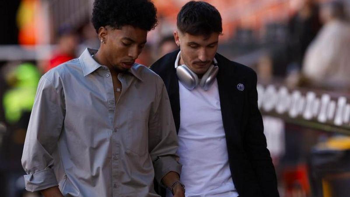 Mojica y Valery, suplentes ante el Valencia, en el banquillo a su llegada a Mestalla.