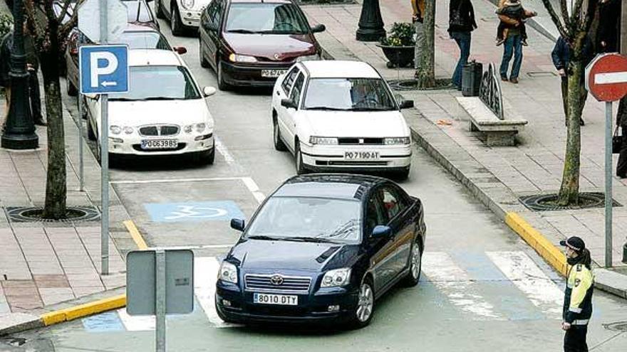 Los atascos son habituales en el casco de Lalín.