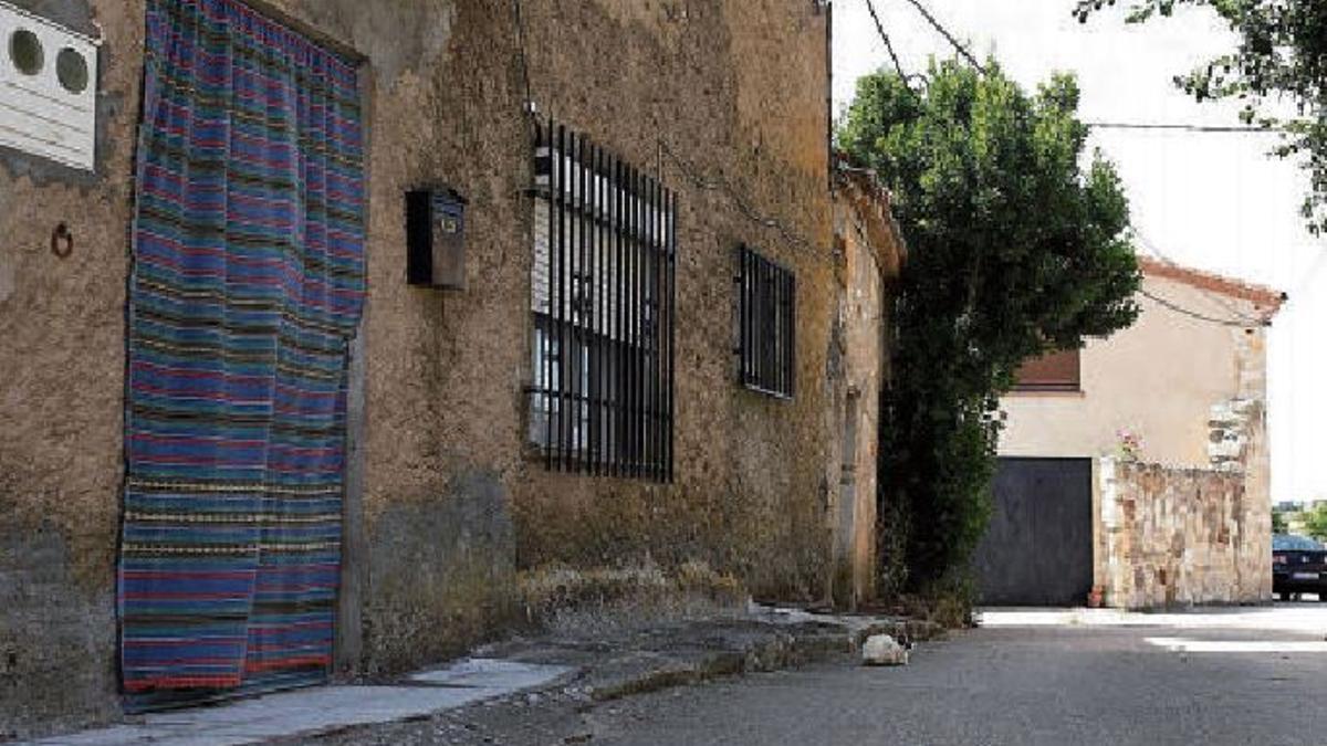 Calle desierta en un pequeño pueblo de la Zamora rural.