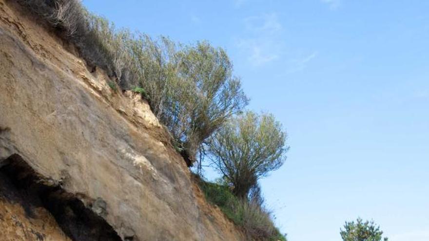 Algunas de las piedras que obstaculizan el acceso al arenal.