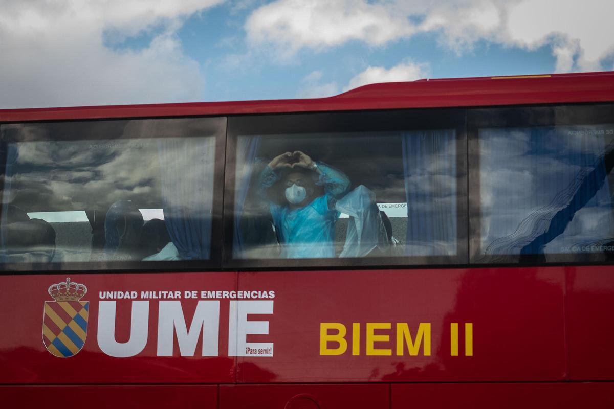 Uno de los pasajeros del MV Hondius evacuados da las gracias desde la guagua que lo transporta al aeropuerto Tenerife Sur.